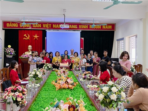 BCH công đoàn trường Tiểu học Trung Thành đã tổ chức sinh nhật cho các đoàn viên công đoàn có ngày sinh nhật vào quý III